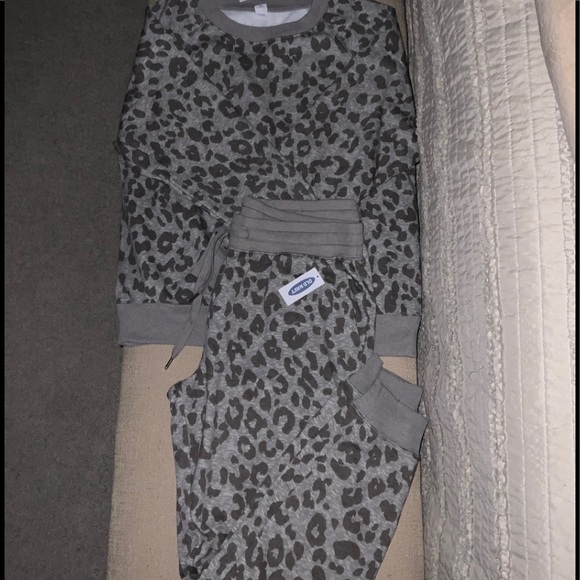 Old Navy Pants - Old Navy Snow Leopard matching set
